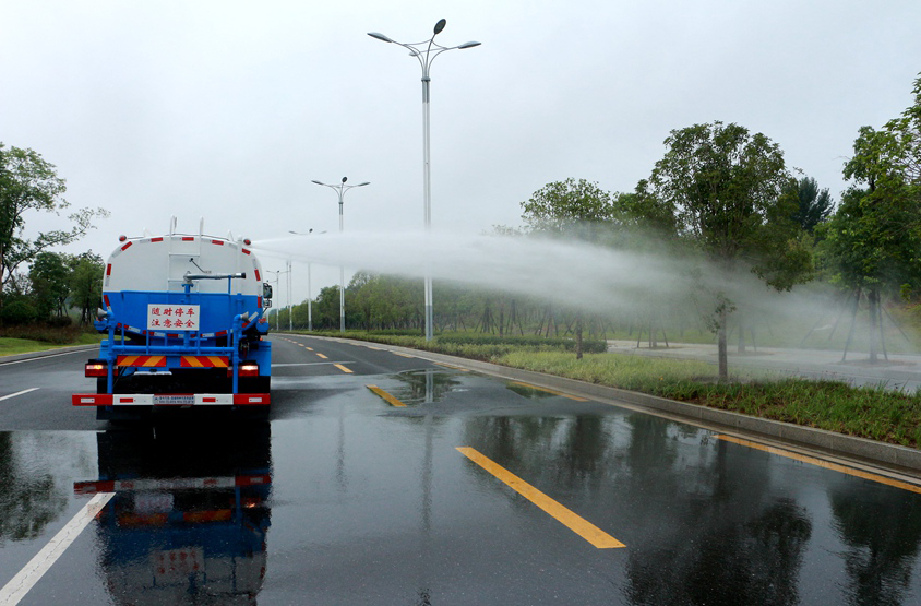 福田瑞沃14.7方灑水車(chē)頂噴功能演示